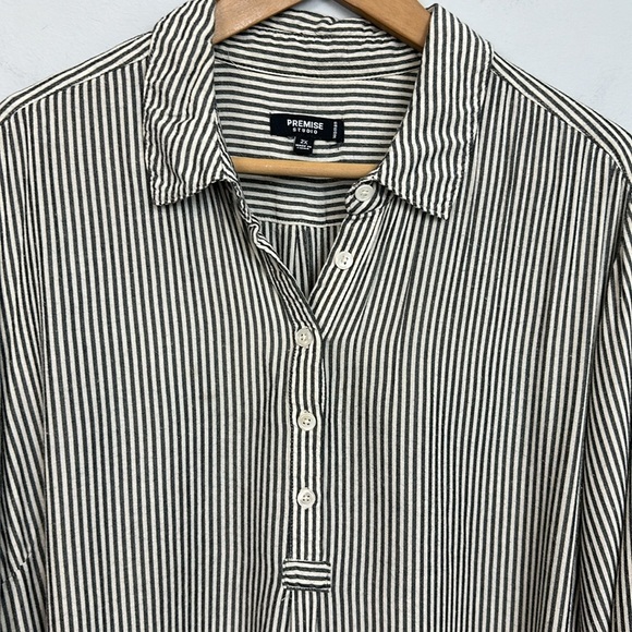 Premise Studio Gray White Stripe Sharkbite Hem Top 2X - Picture 6 of 14